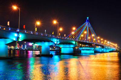Cầu quay sông Hàn lung linh về đêm